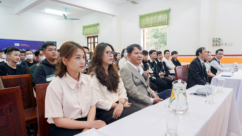 Young Vietnamese students attend the Digital Support Program for Young People
