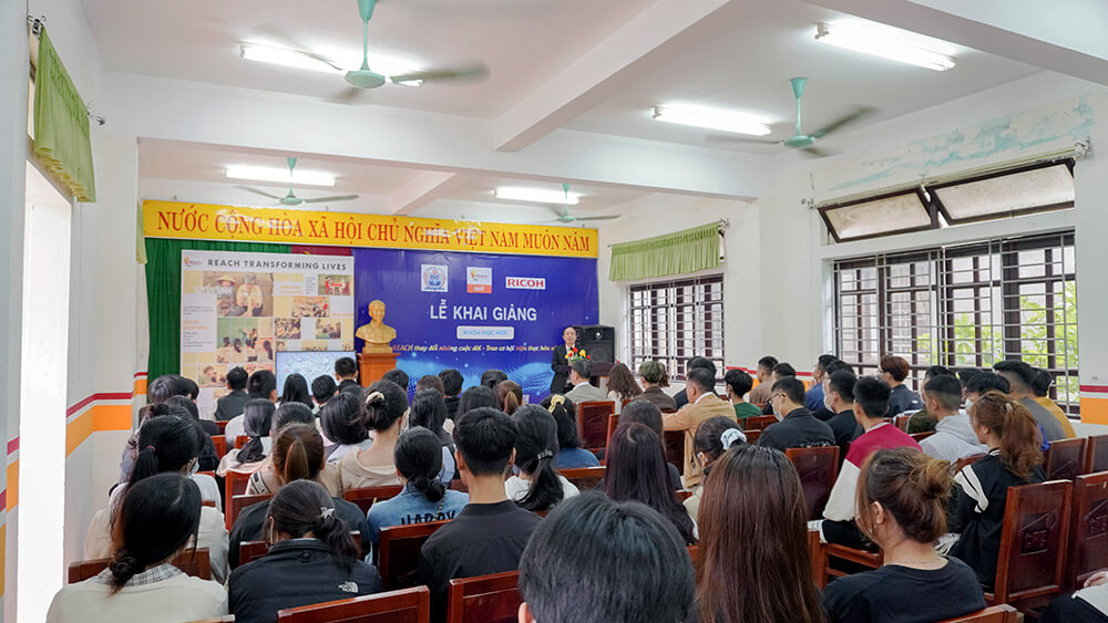 Young Vietnamese students attend the Digital Support Program for Young People
